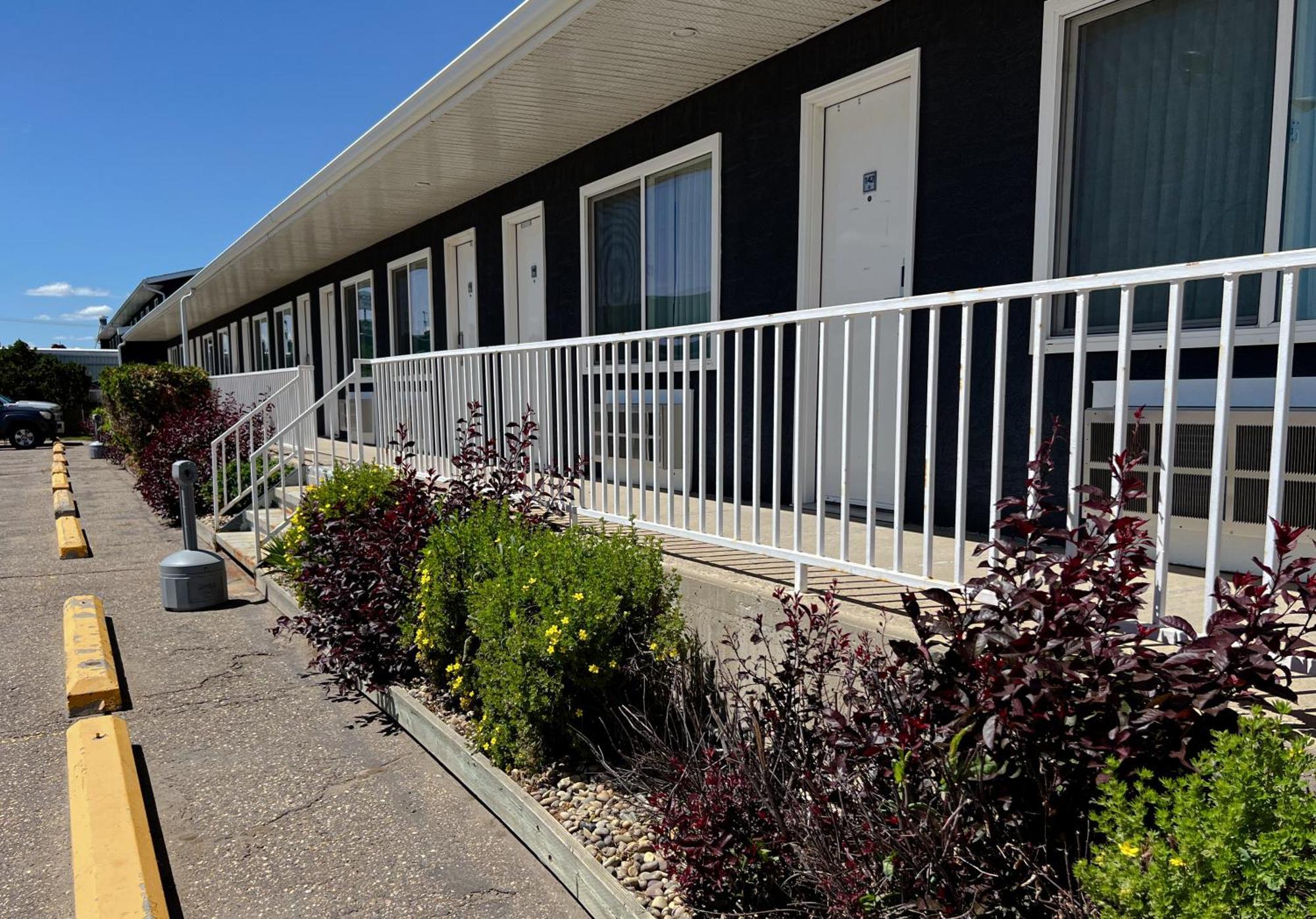 Coast Swift Current Hotel Exterior photo